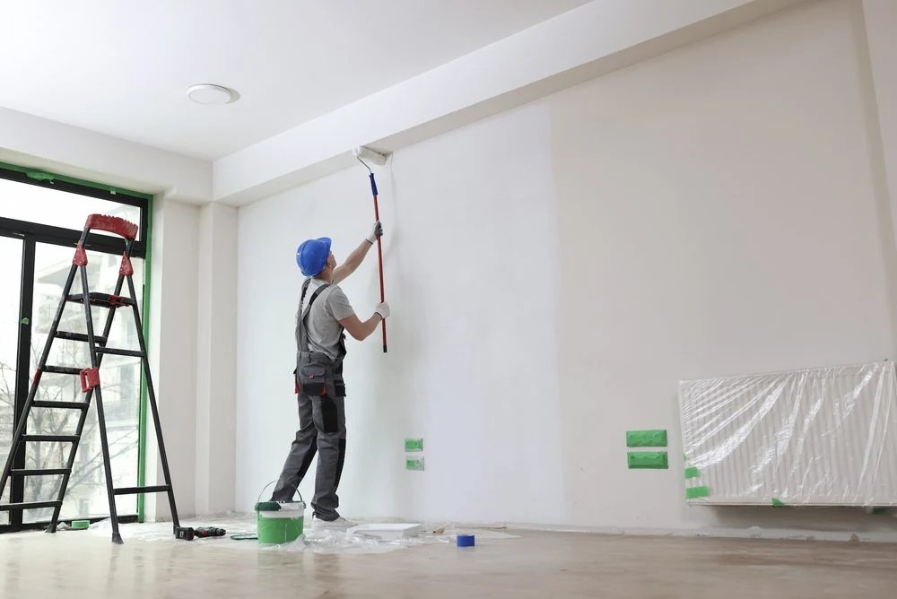 Profesional pintando pared